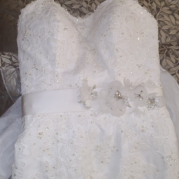 Almost brand new wedding dress!!! - Picture 6 of 9